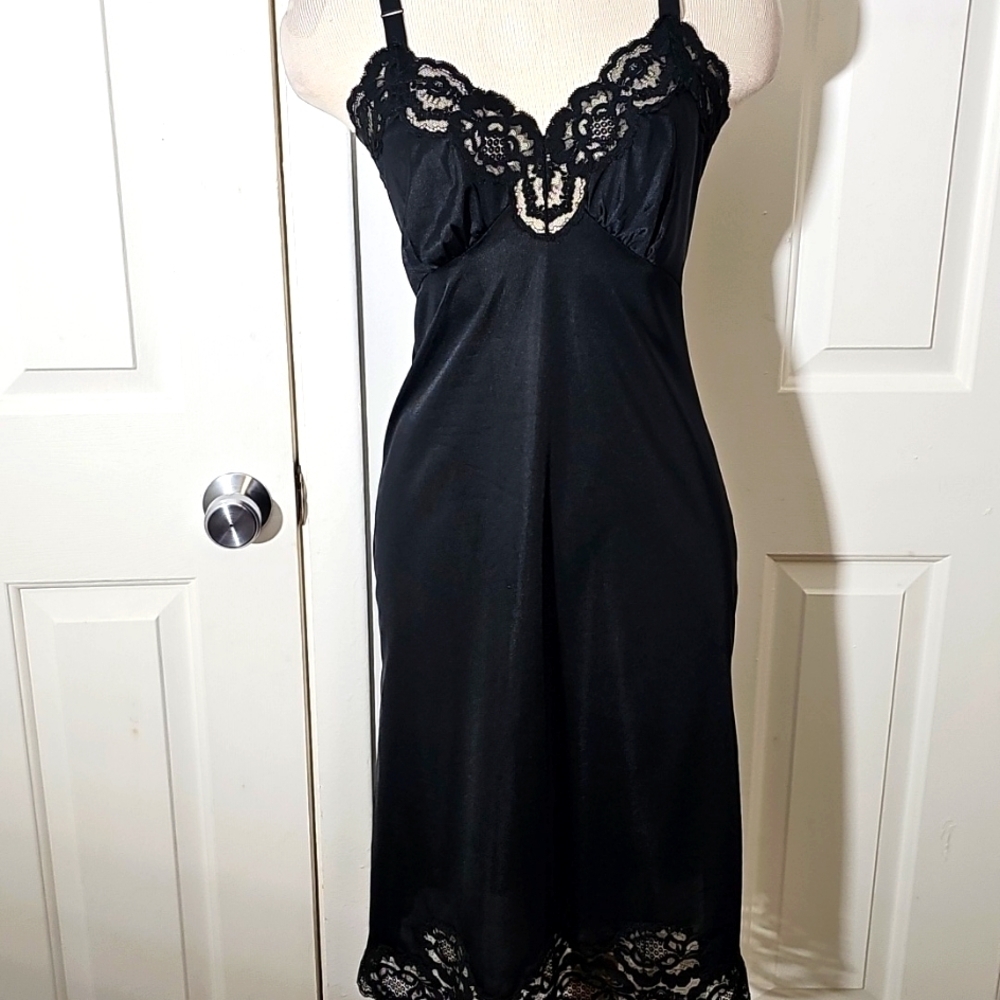 Lorraine black vintage slip size 32.‎ Lace, excellent condition.